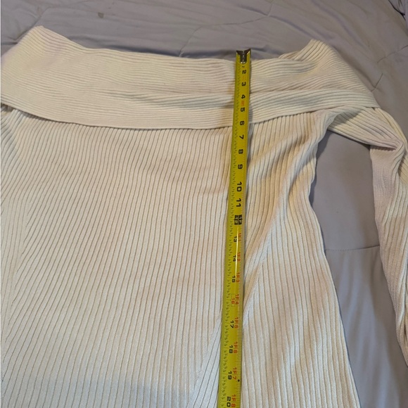 Banana republic off shoulder, extra large cream, long sleeve sweater . NWT - Picture 7 of 8